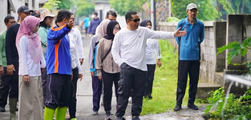 Pemerintah Kota Probolinggo memperingati Hari Kesetiakawanan Sosial Nasional (HKSN) Tahun 2025 lewat Aksi Bersih Sungai dan UMKM