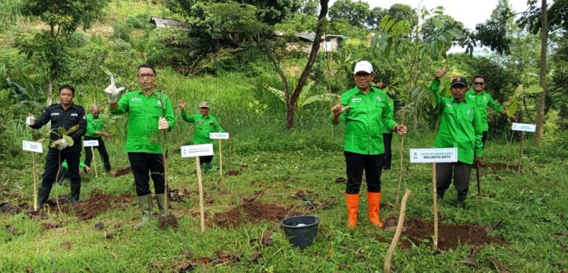 DPC PKB Kota Batu menggelar Gerakan Nusantara Menanam dengan menanam 500 pohon di TPA Tlekung Kota Batu, Minggu (21/12/2025).