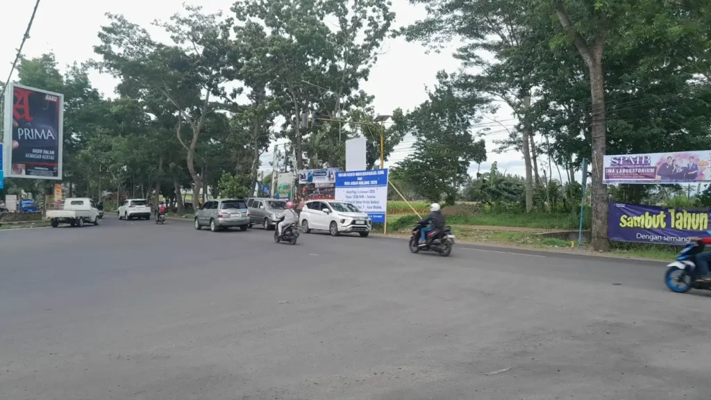 Berdasarkan pantauan terkini pada 23 Desember 2025, kondisi lalu lintas di Jalur Lingkar Barat (Jalibar), Kota Kepanjen, Kabupaten Malang, belum menunjukkan kenaikan volume kendaraan yang signifikan.
