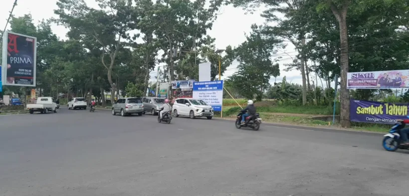 Berdasarkan pantauan terkini pada 23 Desember 2025, kondisi lalu lintas di Jalur Lingkar Barat (Jalibar), Kota Kepanjen, Kabupaten Malang, belum menunjukkan kenaikan volume kendaraan yang signifikan.