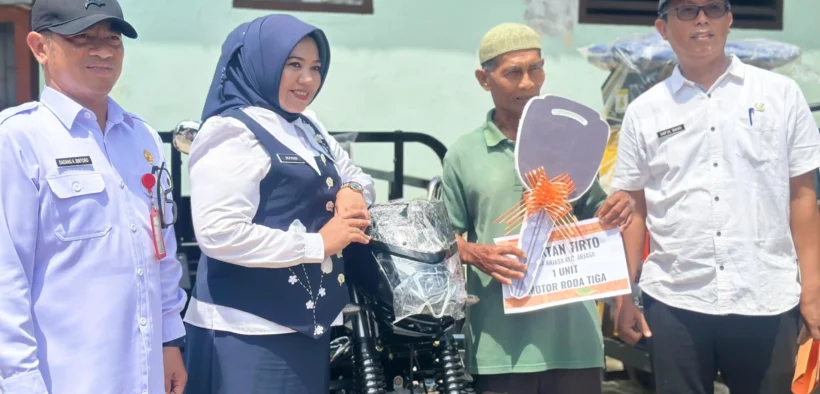 Pemerintah Kabupaten (Pemkab) Situbondo menyerahkan bantuan 62 unit alat mesin pertanian (alsintan) kepada kelompok tani