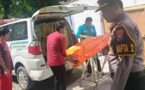 Warga Desa Demung, Kecamatan Besuki, Situbondo digemparkan penemuan tiga orang satu keluarga tewas bersimbah darah di dalam rumah