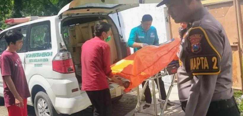 Warga Desa Demung, Kecamatan Besuki, Situbondo digemparkan penemuan tiga orang satu keluarga tewas bersimbah darah di dalam rumah