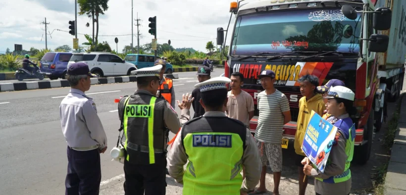 Kepolisian Resor (Polres) Malang, Polda Jawa Timur, memperketat pembatasan operasional kendaraan angkutan barang, khususnya truk sumbu tiga, selama pelaksanaan Operasi Lilin Semeru 2025
