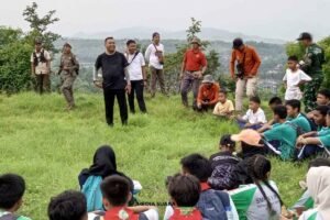 Bupati Situbondo Ikut Mendaki Gunung Pattok Jadi Sorotan