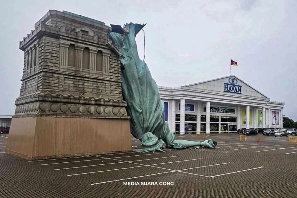 Patung Liberty Roboh Diterjang Angin