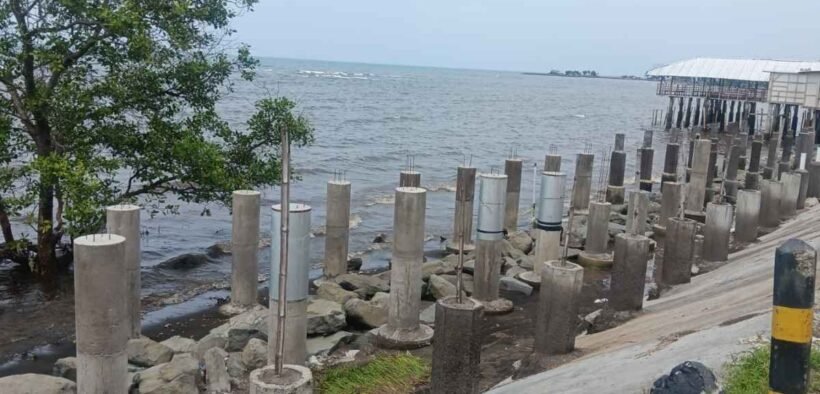 pagar laut Bungatan Situbondo
