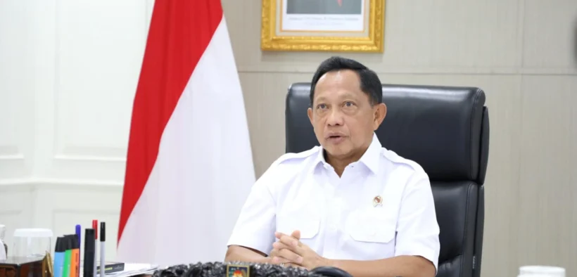 (Mendagri) Tito Karnavian resmi melarang seluruh kepala daerah untuk bepergian ke luar negeri hingga 15 Januari 2026.