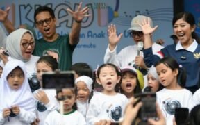 Kemkomdigi menyiapkan pembatasan akses media sosial bagi remaja usia 13–16 tahun yang ditargetkan mulai berlaku Maret 2026.