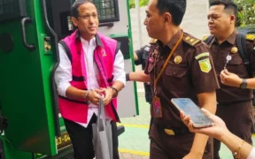 Tersangka kasus dugaan korupsi pengadaan laptop Chromebook Kementerian Pendidikan, Kebudayaan, Riset, dan Teknologi tahun 2019–2022, Nadiem Makarim (kiri) turun dari mobil tahanan di Kejaksaan Negeri Jakarta Pusat, Jakarta Pusat, Senin (10/11/2025). ANTARA FOTO/Nadia Putri Rahmani/app/bar