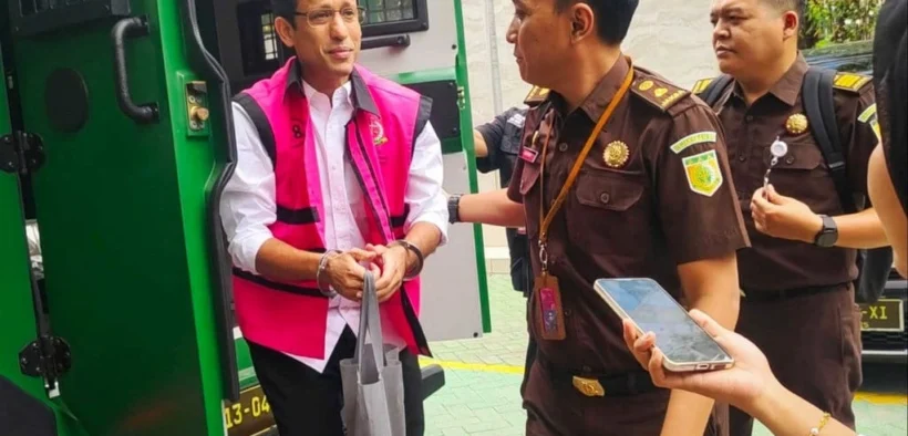 Tersangka kasus dugaan korupsi pengadaan laptop Chromebook Kementerian Pendidikan, Kebudayaan, Riset, dan Teknologi tahun 2019–2022, Nadiem Makarim (kiri) turun dari mobil tahanan di Kejaksaan Negeri Jakarta Pusat, Jakarta Pusat, Senin (10/11/2025). ANTARA FOTO/Nadia Putri Rahmani/app/bar