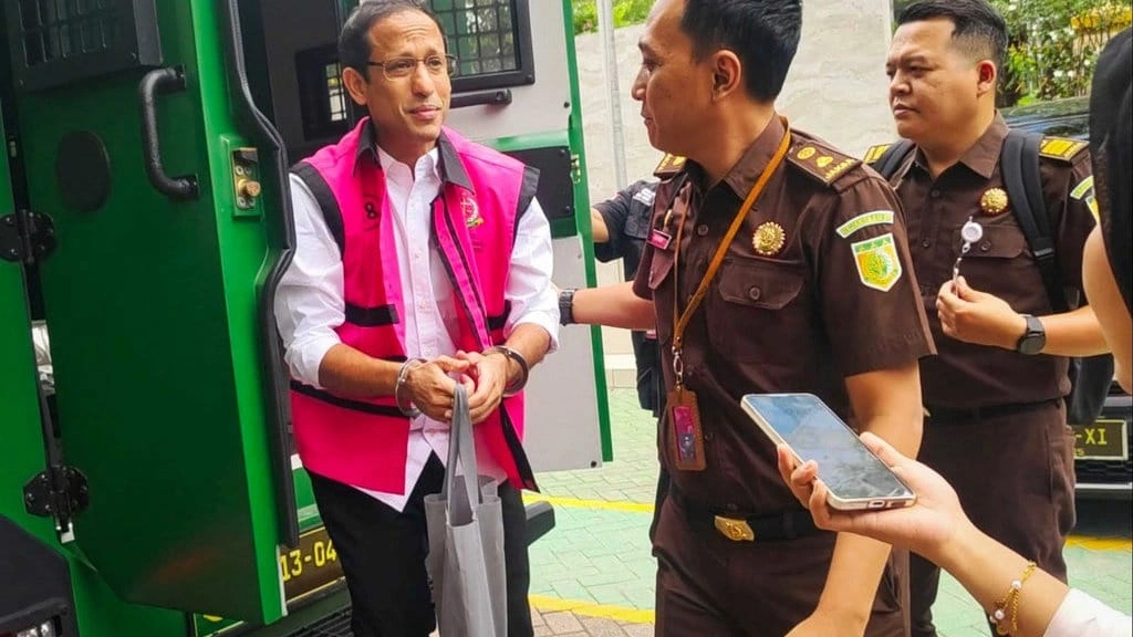 Tersangka kasus dugaan korupsi pengadaan laptop Chromebook Kementerian Pendidikan, Kebudayaan, Riset, dan Teknologi tahun 2019–2022, Nadiem Makarim (kiri) turun dari mobil tahanan di Kejaksaan Negeri Jakarta Pusat, Jakarta Pusat, Senin (10/11/2025). ANTARA FOTO/Nadia Putri Rahmani/app/bar