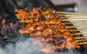 TasteAtlas menempatkan Kuliner Indonesia, sate kambing di posisi keempat dalam daftar 100 Kuliner Terlezat di Dunia 2025/26
