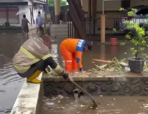 Hujan Deras Picu Banjir di Desa Muneng Kidul, Probolinggo