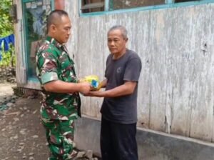 Babinsa Kendit Turun Tangan, Salurkan Sembako ke Warga Tak Mampu