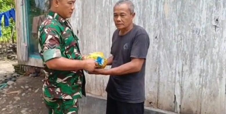 Babinsa Koramil Kendit Situbondo berikan bantuan sembako kepada warga kurang mampu sebagai wujud kepedulian TNI