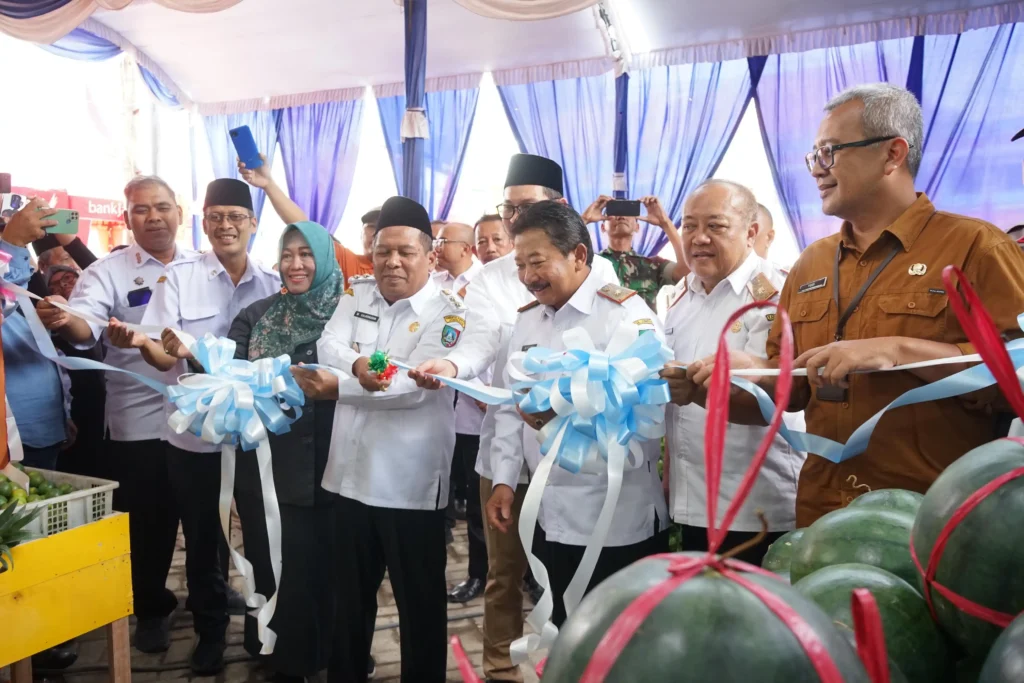 Pasar Buah Ploso resmi beroperasi usai diresmikan Bupati Jombang Warsubi yang diwakili Wakil Bupati Jombang Salmanudin Yazid, Rabu (7/1/2026). 
