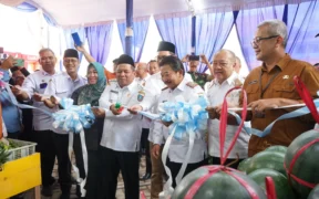Pasar Buah Ploso resmi beroperasi usai diresmikan Bupati Jombang Warsubi yang diwakili Wakil Bupati Jombang Salmanudin Yazid, Rabu (7/1/2026). 