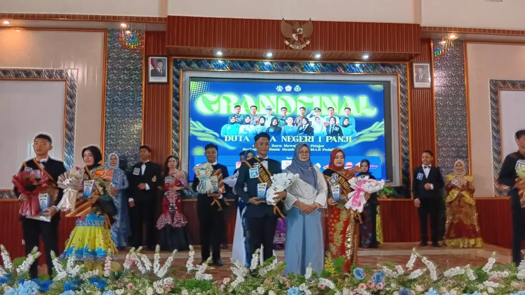 Kepala Sekolah SMAN 1 Panji didampingi guru foto bersama dengan 3 besar finalis pemenang lomba duta pelajar Smaji