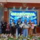 Kepala Sekolah SMAN 1 Panji didampingi guru foto bersama dengan 3 besar finalis pemenang lomba duta pelajar Smaji