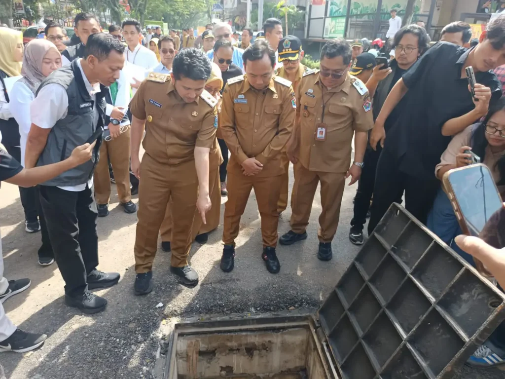Wakil Gubernur (Wagub) Jawa Timur Emil Elestianto Dardak tinjau pengerjaan saluran drainase di Jalan Soekarno Hatta (Suhat), Kota Malang