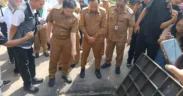 Wakil Gubernur (Wagub) Jawa Timur Emil Elestianto Dardak tinjau pengerjaan saluran drainase di Jalan Soekarno Hatta (Suhat), Kota Malang