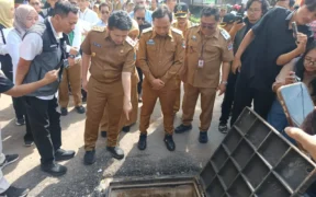 Wakil Gubernur (Wagub) Jawa Timur Emil Elestianto Dardak tinjau pengerjaan saluran drainase di Jalan Soekarno Hatta (Suhat), Kota Malang