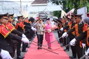 Tradisi Pedang Pora Warnai Penyambutan Kapolres Baru Situbondo