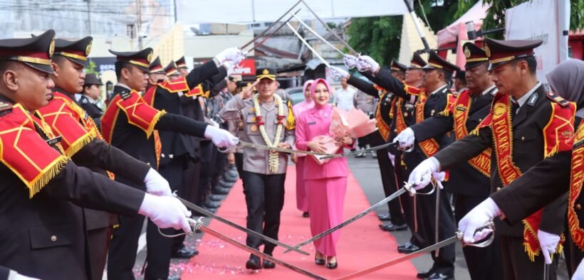 Tradisi pedang pora mewarnai prosesi penyambutan Kapolres Situbondo yang baru, AKBP Bayu Anuwar Sidiqie, S.H., S.I.K