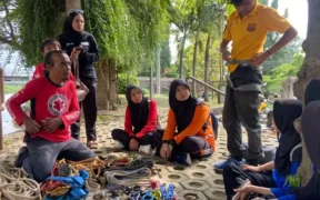 Pelajar di Kabupaten Probolinggo mengikuti edukasi vertical rescue di Sungai Rondoningo guna meningkatkan kesiapsiagaan situasi darurat.