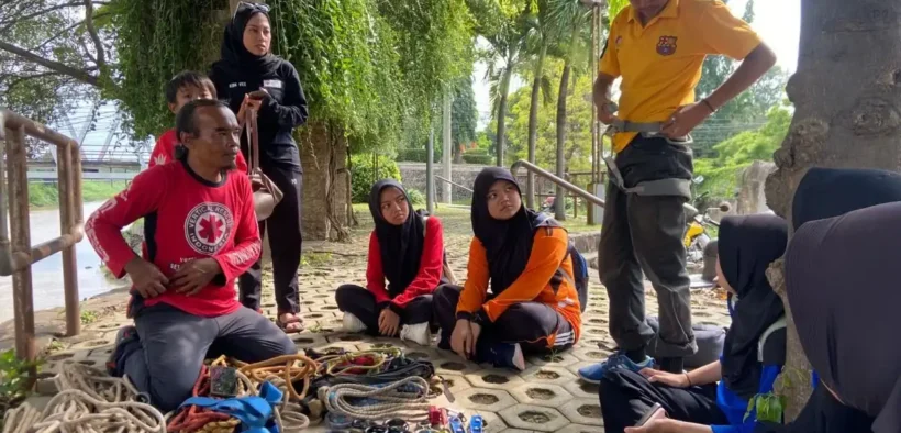 Pelajar di Kabupaten Probolinggo mengikuti edukasi vertical rescue di Sungai Rondoningo guna meningkatkan kesiapsiagaan situasi darurat.