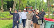 Rocky Gerung bersama Tri Rismaharini meninjau secara langsung Kebun Raya Mangrove Gunung Anyar di pesisir Surabaya, Sabtu (17/1/2026