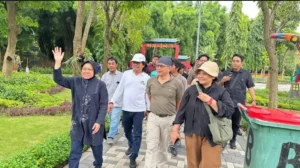 Risma Ajak Rocky Gerung Menyusuri Mangrove Surabaya