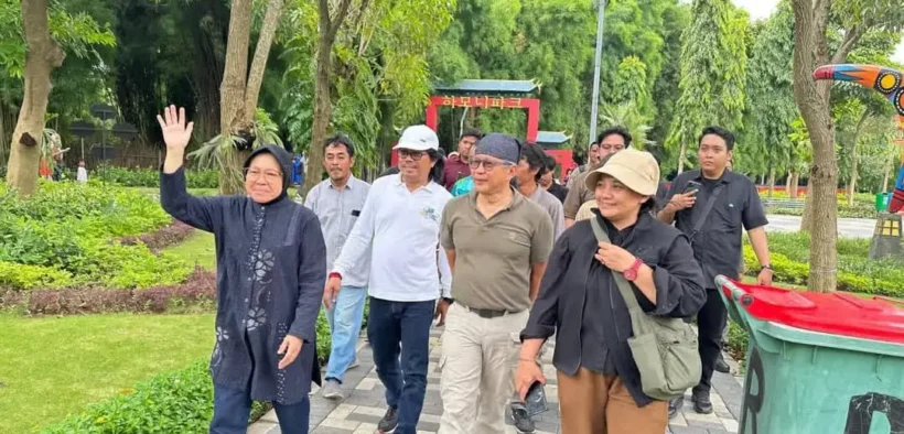 Rocky Gerung bersama Tri Rismaharini meninjau secara langsung Kebun Raya Mangrove Gunung Anyar di pesisir Surabaya, Sabtu (17/1/2026