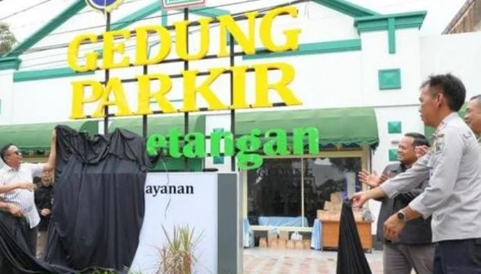 Gedung Parkir Kayutangan resmi memberlakukan tarif parkir normal mulai Rabu (14/1/2026), sebagai upaya optimalisasi layanan parkir dan PAD