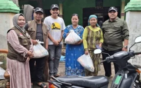 Wamenperin H Faisol Riza menyalurkan bantuan kemanusiaan bagi warga terdampak banjir di Desa Opo-opo, Krejengan, Kabupaten Probolinggo