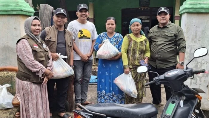 Wamenperin H Faisol Riza menyalurkan bantuan kemanusiaan bagi warga terdampak banjir di Desa Opo-opo, Krejengan, Kabupaten Probolinggo