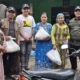 Wamenperin H Faisol Riza menyalurkan bantuan kemanusiaan bagi warga terdampak banjir di Desa Opo-opo, Krejengan, Kabupaten Probolinggo