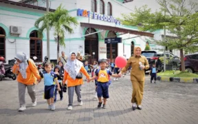 Sebanyak 70 anak dari KB dan TK Bayuangga 1 Sumber Wetan mengikuti studi lapangan pengenalan transportasi kereta api di Stasiun Probolinggo.