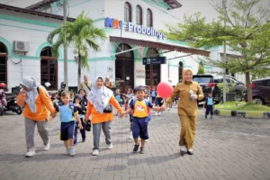 Belajar Transportasi Sejak Dini, Anak TK Bayuangga Kunjungi Stasiun Probolinggo