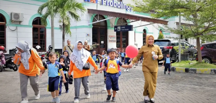 Sebanyak 70 anak dari KB dan TK Bayuangga 1 Sumber Wetan mengikuti studi lapangan pengenalan transportasi kereta api di Stasiun Probolinggo.