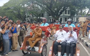 Melalui Pemerintah Kota (Pemkot) Malang, Yayasan Gerakan Solidaritas Nasional (GSN) menyalurkan bantuan 200 unit becak listrik kepada pengemudi becak di Kota Malang, Senin (20/1/2026).