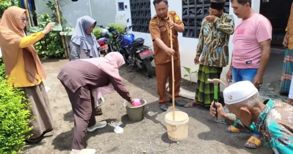 Petani Desa Liprak Wetan dilatih membuat Jadam Sulfur sebagai solusi pengendalian hama ramah lingkungan dan hemat biaya.