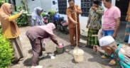Petani Desa Liprak Wetan dilatih membuat Jadam Sulfur sebagai solusi pengendalian hama ramah lingkungan dan hemat biaya.