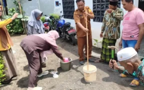 Petani Desa Liprak Wetan dilatih membuat Jadam Sulfur sebagai solusi pengendalian hama ramah lingkungan dan hemat biaya.