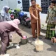 Petani Desa Liprak Wetan dilatih membuat Jadam Sulfur sebagai solusi pengendalian hama ramah lingkungan dan hemat biaya.