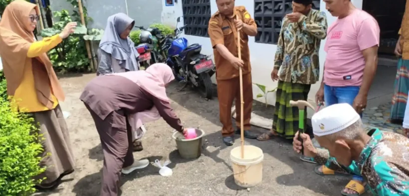 Petani Desa Liprak Wetan dilatih membuat Jadam Sulfur sebagai solusi pengendalian hama ramah lingkungan dan hemat biaya.