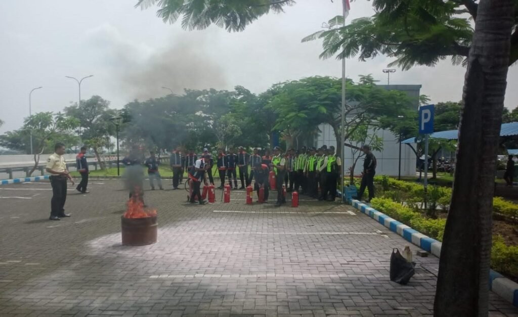 Disnaker Kabupaten Probolinggo memperkuat budaya K3 melalui kolaborasi lintas sektor pada peringatan Bulan K3 Nasional 2026.