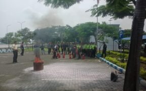 Disnaker Kabupaten Probolinggo memperkuat budaya K3 melalui kolaborasi lintas sektor pada peringatan Bulan K3 Nasional 2026.