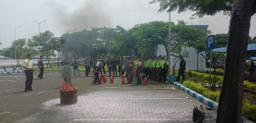 Disnaker Kabupaten Probolinggo memperkuat budaya K3 melalui kolaborasi lintas sektor pada peringatan Bulan K3 Nasional 2026.